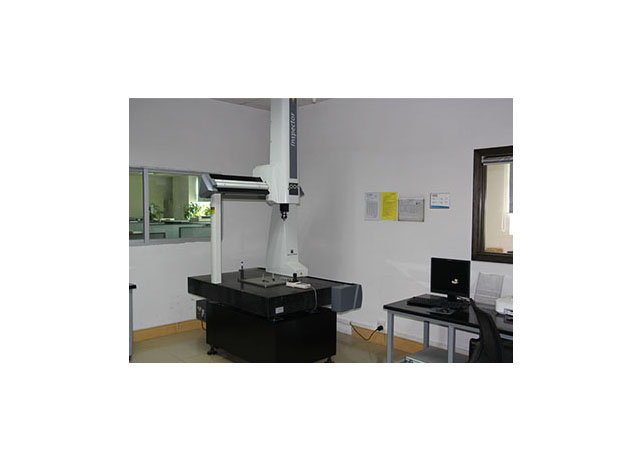 工程師審圖排除問(wèn)題，先進(jìn)檢測(cè)設(shè)備保證品質(zhì)